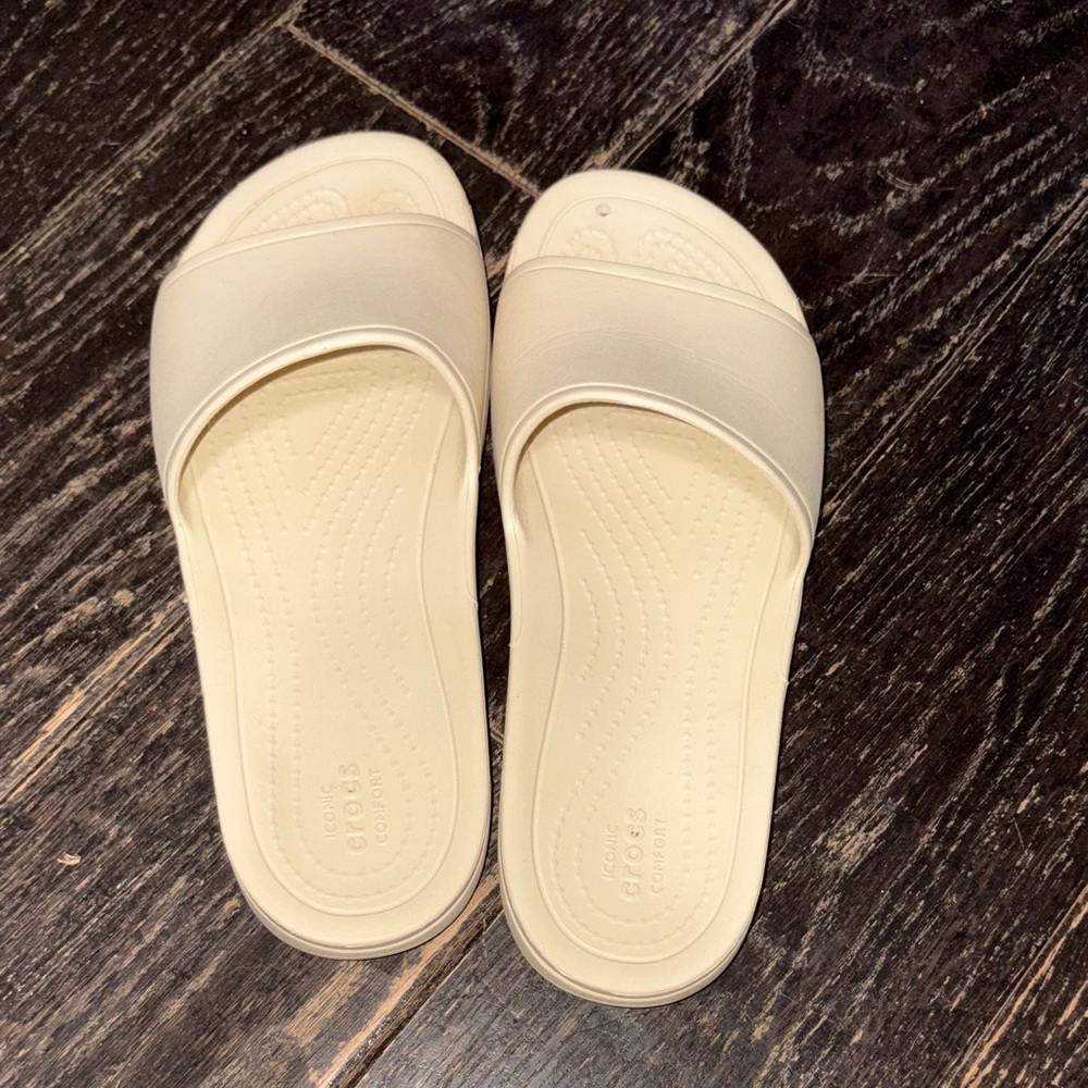 Tan/cream Croc Slides